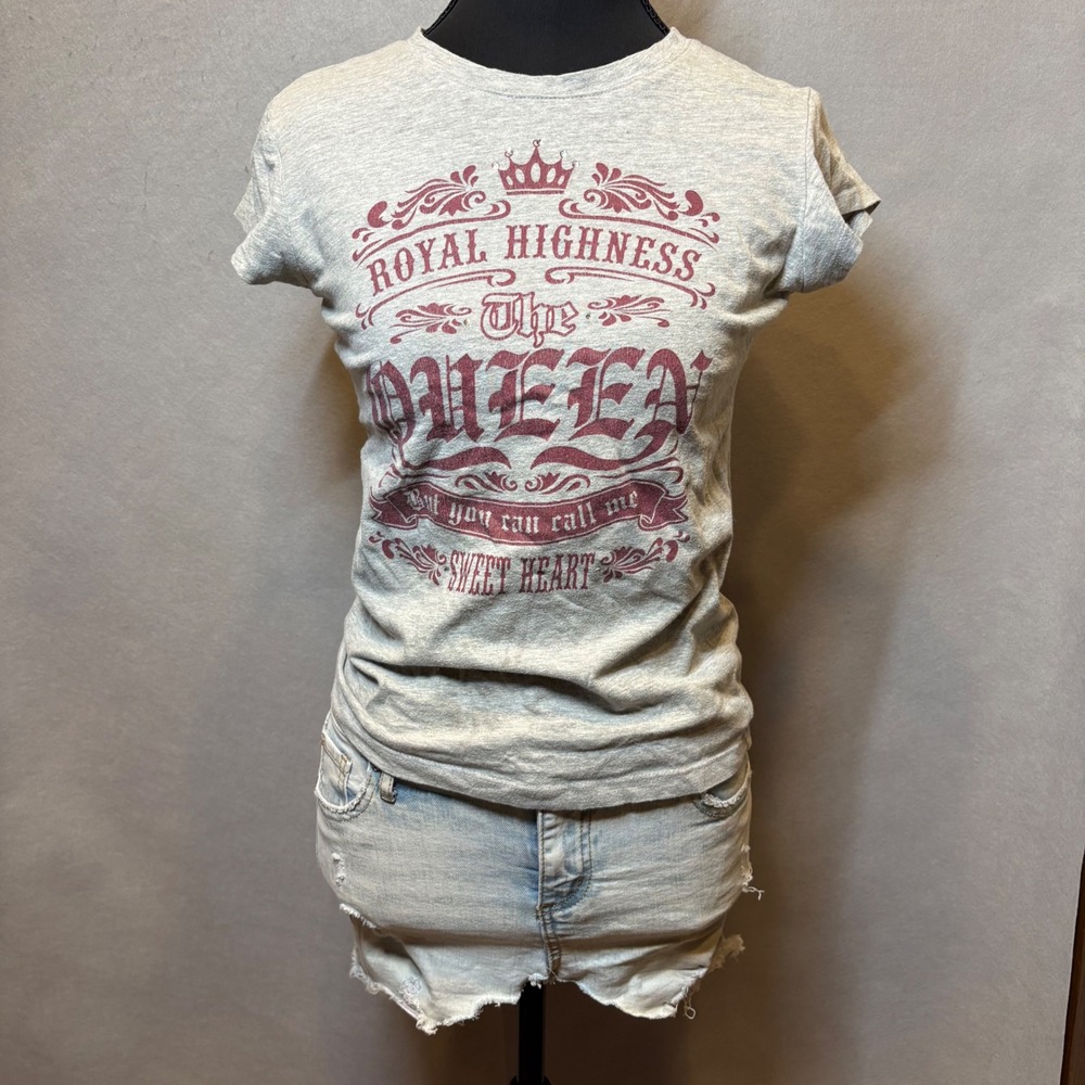 Vintage Forever Twenty One "The Queen" Graphic Baby Tee Gray Small Y2K